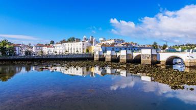 portugal_algarve_tavira_romeinse-brug_oude-stad_rivier_getty-634466389