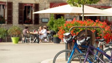 sfeer_frankrijk_bourgogne_meursault_fiets_terras_parasol_copyright_alain_doire_bourgogne-franche-comte-tourisme