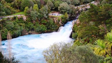 nieuw-zeeland_noordereiland_lake-taupo_huka-falls_overzicht_mensen_waterval_uitkijkpunt_water