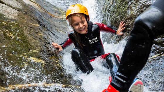 actieve-vakantie_italie_aosta_valpelline_bionaz_camping-lexert_buffel-outdoor_canyoning_kind_c