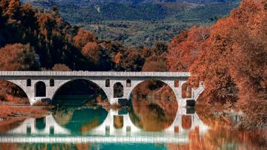 albanie_berat_romeinse-brug_reflectie_herfst_mensen_gebergte_rivier_pixabay.jpg