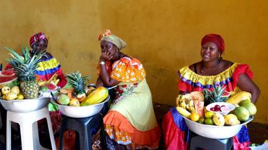 colombia_cartagena_straatbeeld_locals_vrouwen_fruit_f