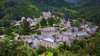 belgie_luxemburg_durbuy_uitzicht_overzicht_stad_groen_istock