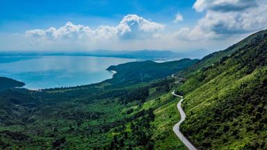 vietnam_danang_wolkenpas_berg_weg_zee_shutterstock_1358400890