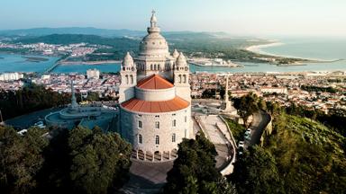 portugal_viana-do-castelo_viana-do-castelo_kerk_uitzicht_zee_haven_stad_shutterstock_1538572574