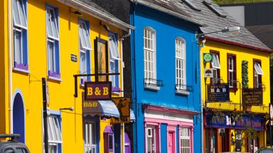 ierland_county-cork_kinsale_straat_b-en-b_bed-en-breakfast_kleurrijke-huizen_uithangbord_getty