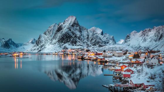 noorwegen_lofoten_moskenes_reine_dorp_berg_sfeerlicht_robru_visserhuisjes_avond_berg_sneeuw_gettyimages