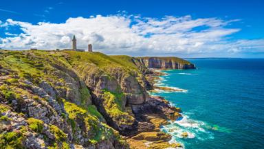 frankrijk_bretagne_cap-frehel_bergen-groen-kerk_shutterstock