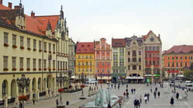 polen_neder-silezie_wroclaw_plein_fontein_mensen_GettyImages-572734661