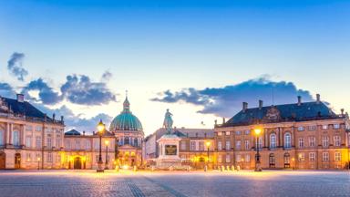 denemarken_hovedstaden_kopenhagen_vakantie-denemarken_amalienborg_plein_avond_shutterstock