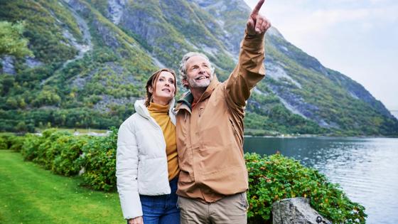 Holland America Line_algemeen_stel lopend in fjord_h