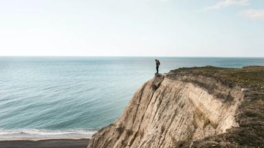 denemarken_bovbjerg_kliffen_strand_man_shutterstock_652518196