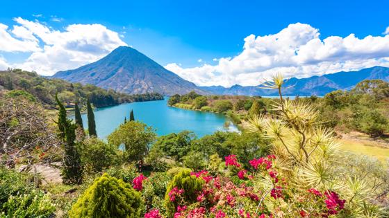 guatemala_algemeen_beste-reistijd-guatemala_atitlanmeer_san-pedro-vulkaan_begroeiing_shutterstock