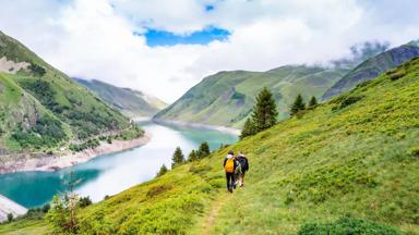 frankrijk_algemeen_franse-alpen_vrienden_hiken_wandelen_natuur_bergen_shutterstock