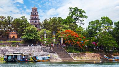 vietnam_thura-thien-hue_hue_thien-mu-pagode_parfumrivier_mensen_bootjes_trap