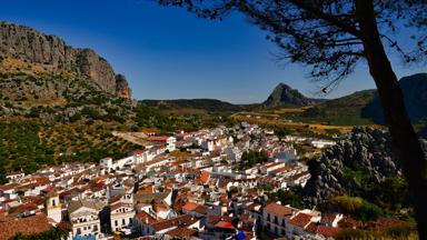 spanje_andalusie_montejaque_wit-dorp_bergen_shutterstock_1304214670