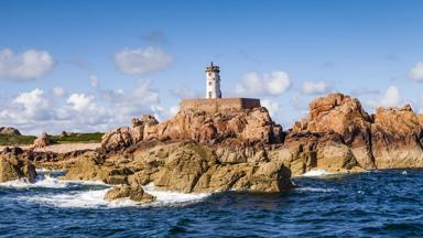 frankrijk_bretagne_ile-de-brehat_roze-granietkust_paon-vuurtoren_kustlijn_shutterstock