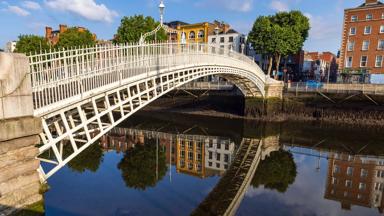 ierland_county-dublin_dublin_liffey-rivier_ha-penny-bridge_tourism_ireland