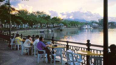 maleisie_kuching_waterfront_mensen_a