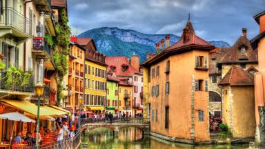 frankrijk_rhone-alpen_annecy_dorp-restaurants-mensen-water_shutterstock