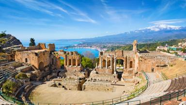 italië_sicilië_taormina_teatro-greco-romano_romeins-theater_etna_ionische-zee_shutterstock
