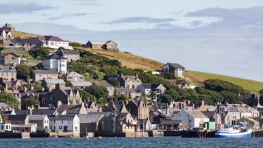 schotland_orkney-eilanden_kirkwall_huizen_zee_kade_GettyImages-1223579507
