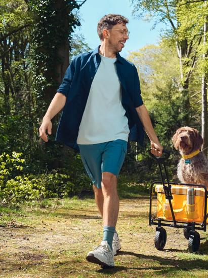 Man met hond in bolderkar