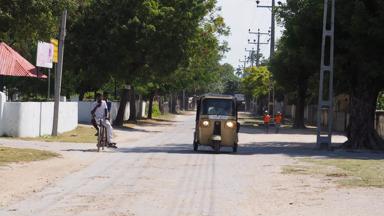 sri lanka_delft island_straatbeeld_tuktuk_fietser_f