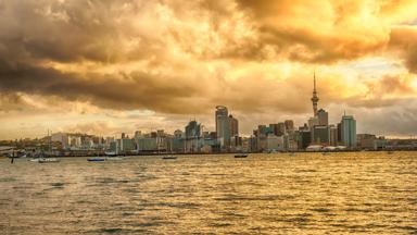 nieuw-zeeland_noordereiland_auckland_uitzicht_water_skyline_skytower_boten_zonsondergang_shutterstock