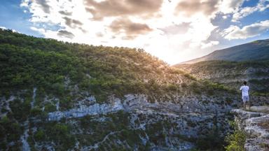 frankrijk_provence-alpes-cote-d-azur_gorges-du-verdon_kloof_man_rotsen_uitzicht_pixabay