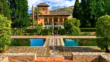 Spanje-Andalusie-Granada-Alhambra_garden-getty