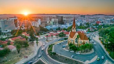 namibie_windhoek_overzicht_stad_zonsondergang_kerk_b