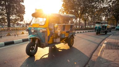 thailand_bangkok_straatbeeld_tuktuk_zon_GettyImages-682295490