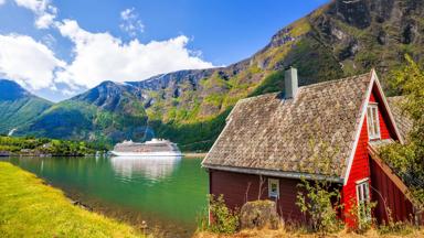 noorwegen_vestland_flam_vakantie-sognefjord_sognefjord_rood-huisje_cruiseschip_shutterstock
