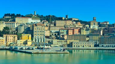 italie_marche_ancona_haven_huizen_shutterstock_256629190