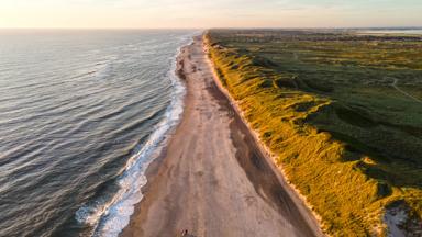 denemarken_midden-jutland_hvide-sande_strand_zee_duinen_luchtfoto_mensen_shutterstock_1929359768