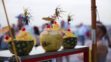 cuba_algemeen_strand_cocktails_ananas_fruit_getty-971124618