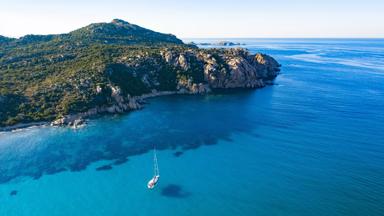 italie_sardinie_maddalena-archipel-national-park_zeilboot_zee_eiland_rotsen_GettyImages-1158903876