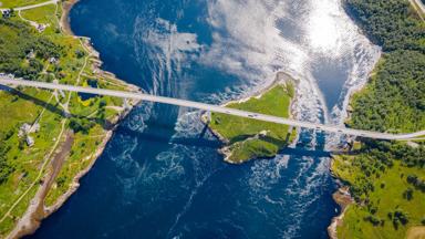 noorwegen_noordkaap_bodo_saltstraumen_brug_stroming_waterstroming_luchtfoto_getty