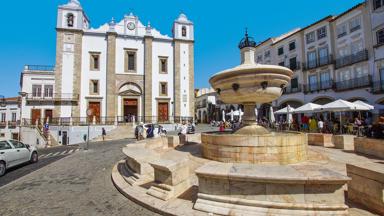 portugal_alentejo_evora_kerk_fonteint_plein_terras_pixabay