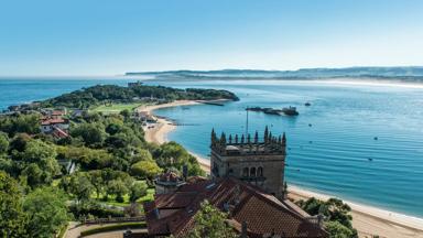 spanje_cantabrie_santander_peninsula-magdalena_palacio-de-la-magdalena_zee_strand_gettyImages-638686724