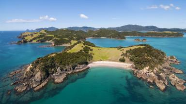 nieuw-zeeland_noorder-eiland_bay-of-islands_overzicht_uitzicht_zee_strand_eilanden_shutterstock