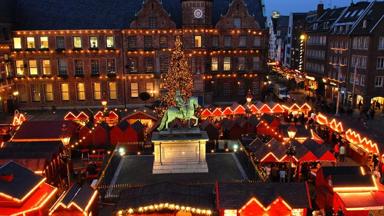 Duitsland_dusseldorf_kerstmarkt-kerstverlichting-kerstboom-marktkraampjes-standbeeld