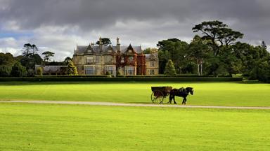 ierland_county-kerry_killarney-nationaal-park_muckross-house_paard-en-wagen_landhuis_shutterstock