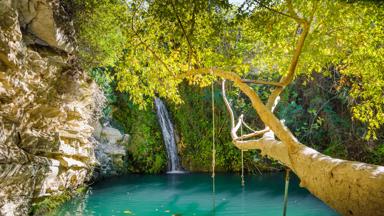 cyprus_paphos_paphos_adonis-baden_meer_rots_waterval_boom_shuttedrstock