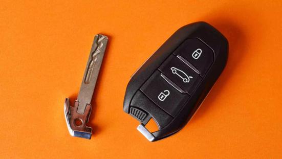 Noodsleutel die uit gehele autosleutel gehaald is