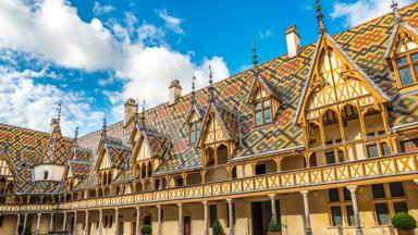 frankrijk_bourgogne_beaune_hotel-dieu-beaune_binnenplaats_shutterstock