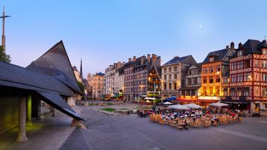 frankrijk_normandie_rouen_place-du-vieux-marche_zonsondergang_getty