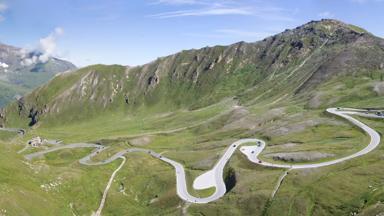 oostenrijk_salzburg_grossglockner-hochalpenstrasse_weg_haarspeldbocht_vallei_berg_istock