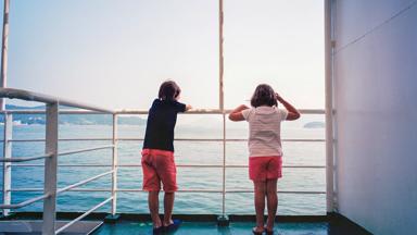 algemeen_ferry_veerboot_kinderen_jongen_meisje_reling_dek_GettyImages-955575818